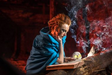 Güzel kırmızı saçlı cadı spellbook ile.