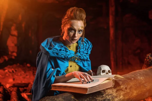 Güzel kırmızı saçlı cadı spellbook ile.