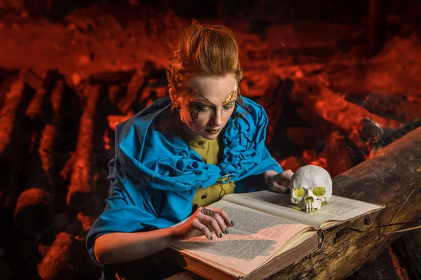 Güzel kırmızı saçlı cadı spellbook ile.