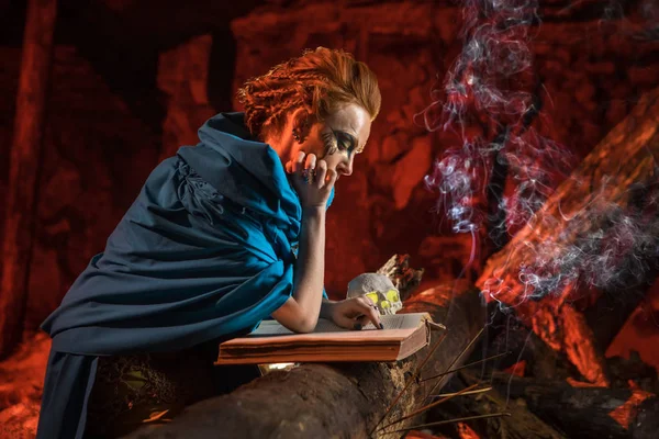 Güzel kırmızı saçlı cadı spellbook ile.