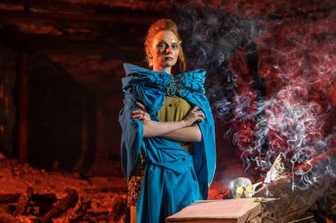 Güzel kırmızı saçlı cadı spellbook ile.