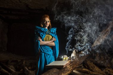 Güzel kırmızı saçlı cadı spellbook ile.