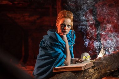 Güzel kırmızı saçlı cadı spellbook ile.