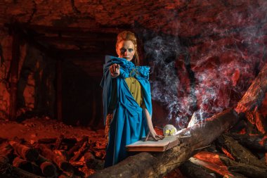 Güzel kırmızı saçlı cadı spellbook ile.