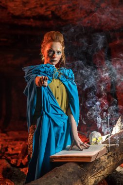 Güzel kırmızı saçlı cadı spellbook ile.