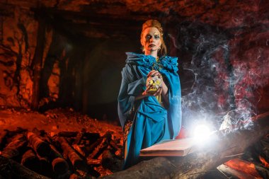 Güzel kırmızı saçlı cadı spellbook ile.