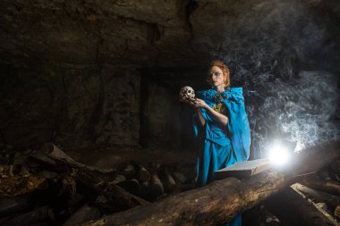 Güzel kırmızı saçlı cadı spellbook ile.