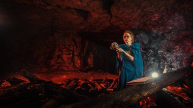 Güzel kırmızı saçlı cadı spellbook ile.