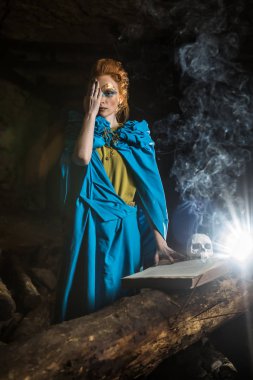 Güzel kırmızı saçlı cadı spellbook ile.