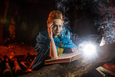 Güzel kırmızı saçlı cadı spellbook ile.