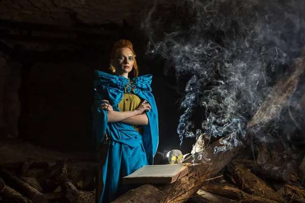 Güzel kırmızı saçlı cadı spellbook ile.