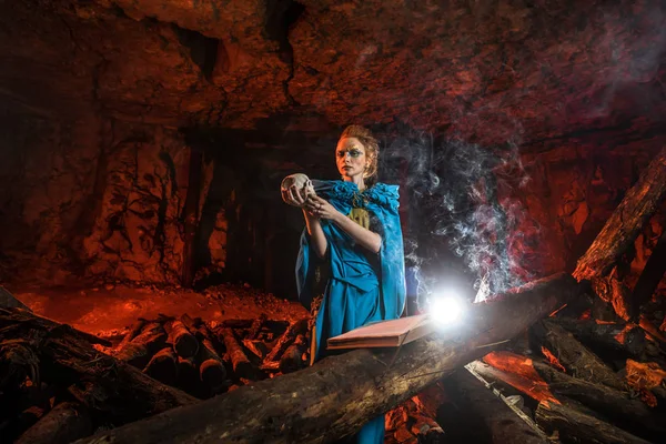 Güzel kırmızı saçlı cadı spellbook ile.