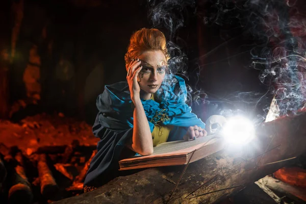 Güzel kırmızı saçlı cadı spellbook ile.