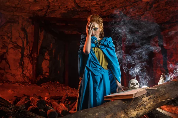 Güzel kırmızı saçlı cadı spellbook ile.