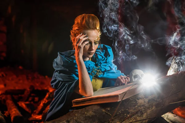 Güzel kırmızı saçlı cadı spellbook ile.