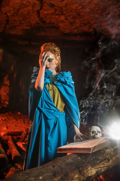 Hermosa bruja pelirroja con el libro de hechizos . — Foto de Stock