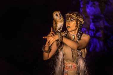 Beyaz baykuş ile güzel cadı.