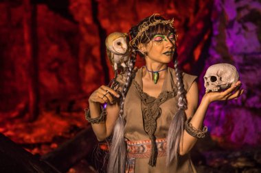 Beyaz baykuş ve kafatası el ile güzel cadı.