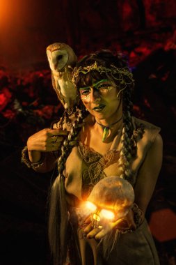 Beyaz baykuş ve kafatası el ile güzel cadı.