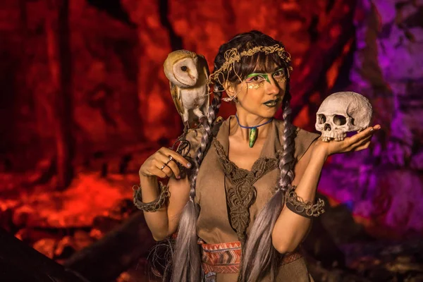 Beyaz baykuş ve kafatası el ile güzel cadı.