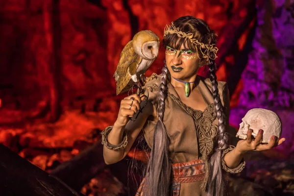 Beyaz baykuş ve kafatası el ile güzel cadı.