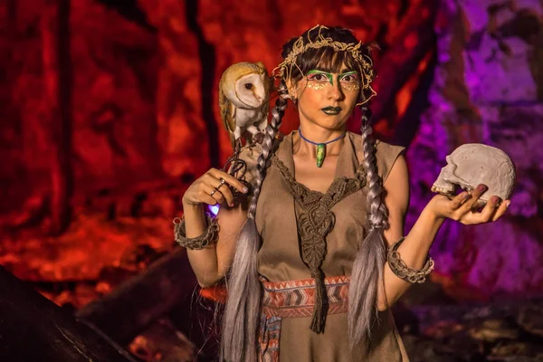 Beyaz baykuş ve kafatası el ile güzel cadı.