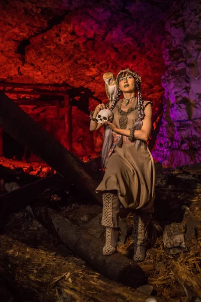 Beyaz baykuş ve kafatası el ile güzel cadı.