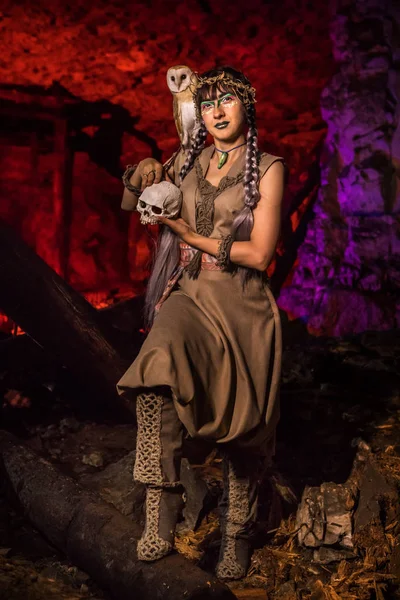 Beyaz baykuş ve kafatası el ile güzel cadı.