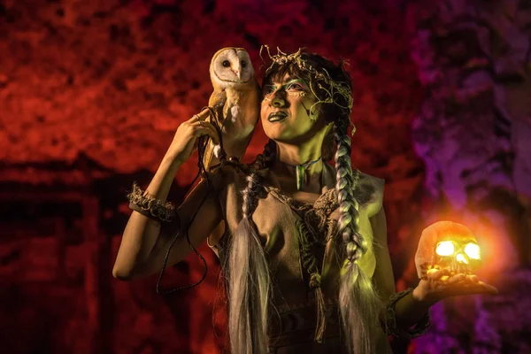 Beyaz baykuş ve kafatası el ile güzel cadı.