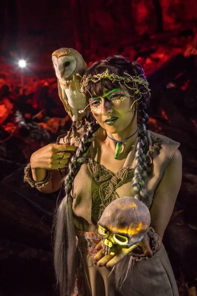 Beyaz baykuş ve kafatası el ile güzel cadı.