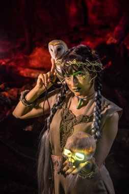 Beyaz baykuş ve kafatası el ile güzel cadı.