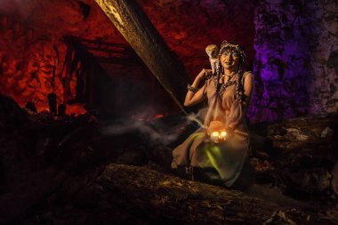 Beyaz baykuş ve kafatası el ile güzel cadı.