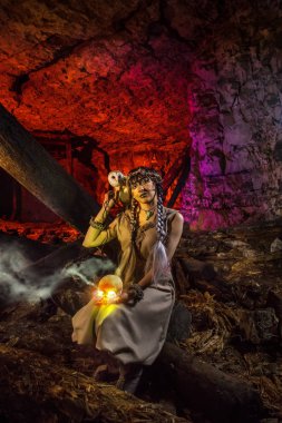 Beyaz baykuş ve kafatası el ile güzel cadı.