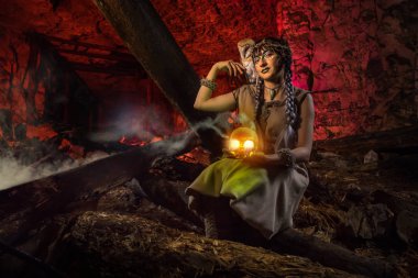 Beyaz baykuş ve kafatası el ile güzel cadı.