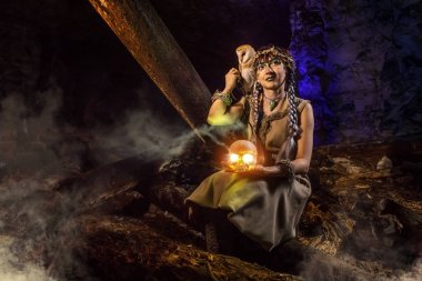 Beyaz baykuş ve kafatası el ile güzel cadı.