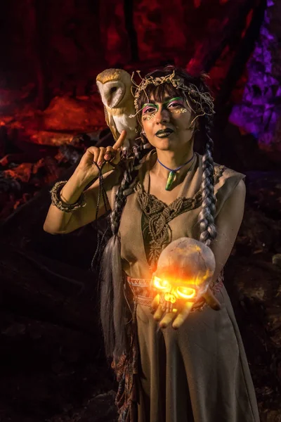 Beyaz baykuş ve kafatası el ile güzel cadı.