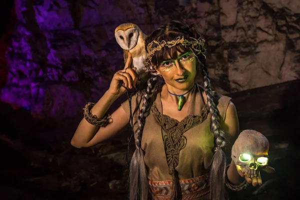 Beyaz baykuş ve kafatası el ile güzel cadı.