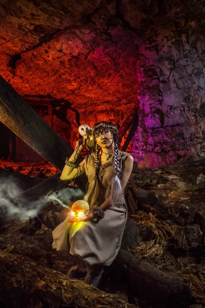 Beyaz baykuş ve kafatası el ile güzel cadı.