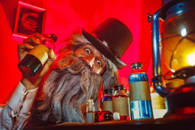 Sakallı adam giyen siyah şapka ve yelek ile fener. Tıp adamı Dickens tarzı.