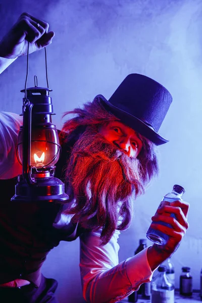 Bebaarde man dragen zwarte hoed en vest met de lantaarn. Medicijnman in Dickens stijl. — Stockfoto