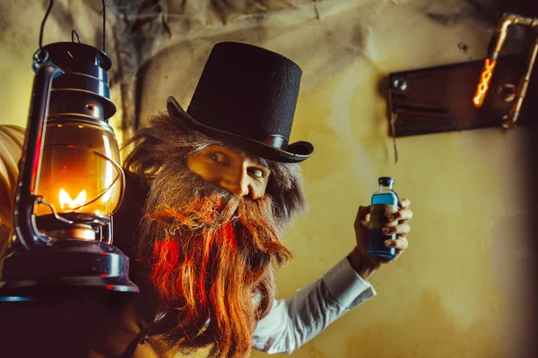 Uomo barbuto con cappello nero e gilet con la lanterna. Uomo di medicina in stile Dickens . — Foto Stock