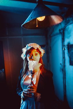 Vintage tarzı hizmetçi üniformalı pardösüyü ile