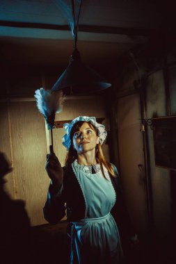 Vintage tarzı hizmetçi üniformalı pardösüyü ile