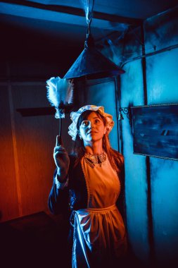 Vintage tarzı hizmetçi üniformalı pardösüyü ile