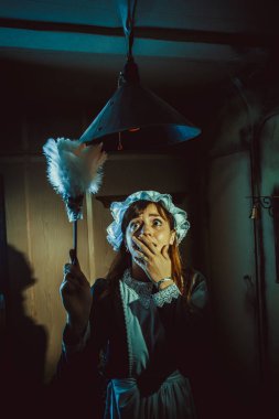 Vintage tarzı hizmetçi üniformalı pardösüyü ile