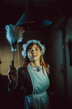 Vintage tarzı hizmetçi üniformalı pardösüyü ile