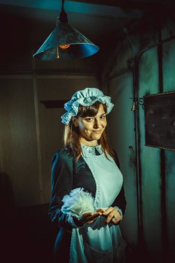 Vintage tarzı hizmetçi üniformalı pardösüyü ile