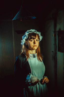 Vintage tarzı hizmetçi üniformalı pardösüyü ile