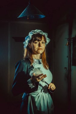 Vintage tarzı hizmetçi üniformalı pardösüyü ile