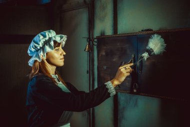 Vintage tarzı hizmetçi üniformalı pardösüyü ile